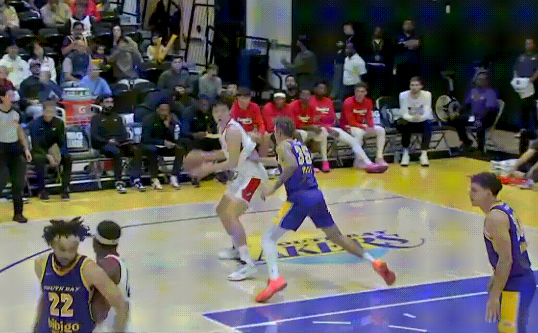 单臂劈扣！杨瀚森这球有点帅，假装低位硬凿，对面一使劲儿瞬间就抹过去了，护球手很细