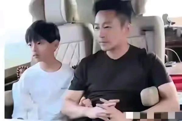 汪小菲现在是儿女的靠山，看，小箖箖与爸爸多亲密，父子并排坐着，他都要把小手伸过去