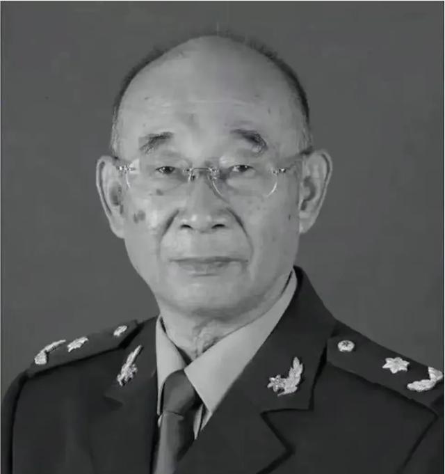 请为这位伟大的科学家停留一秒钟！他是高伯龙院士，1928年，出生于广西南宁，是我