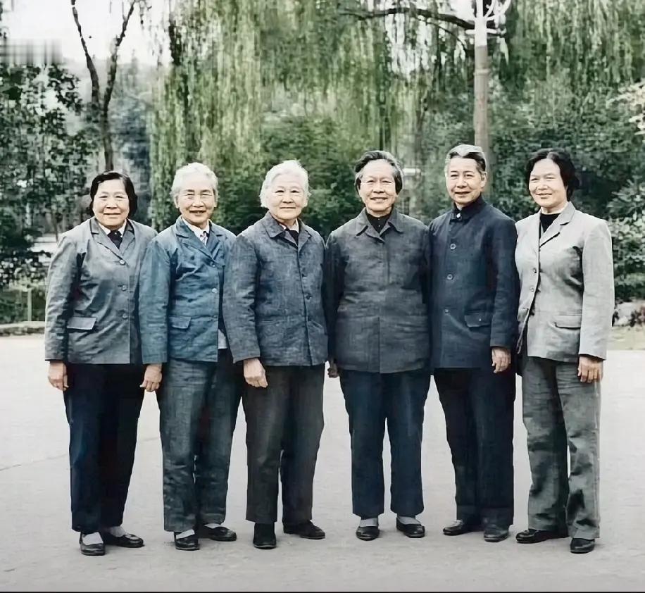 1984年，曾志与五位走过长征岁月的女战友并肩而立，留下一张珍贵合影。一身朴素工