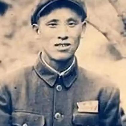 1959年夏天，吉林白城街头传来一阵撕心裂肺的哭喊。一位衣衫褴褛的中年男子冲向正