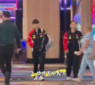 莎莎和佳佳小姐俩一起上训，不是都说那边温度很高吗，怎么看大家还是穿长袖长裤的时候