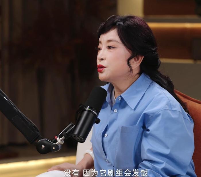 刘晓庆说，40年前，她拍戏的时候，根本就没有片酬这回事，剧组只管一顿盒饭