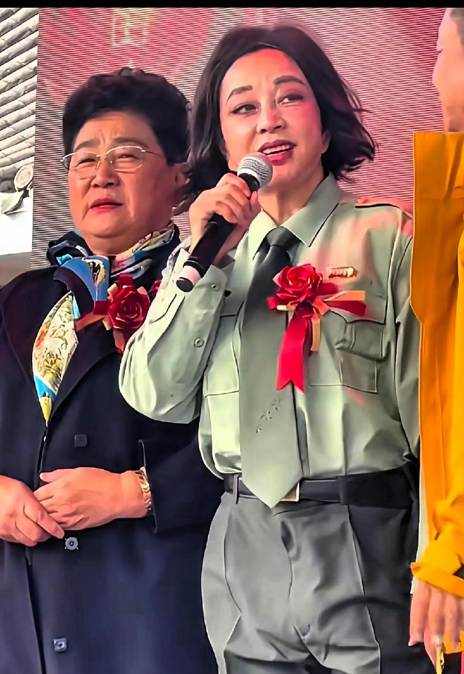 老就老了，自然规律，谁也违背不了，各年段有各年段的美，何必硬去装嫩呢！75岁的