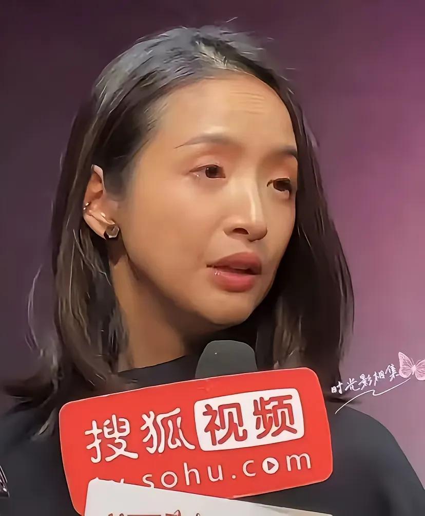 曾经的童年女神林依晨才43岁，看上去比同龄明星苍老了好几岁。面容略显憔悴，眼神黯