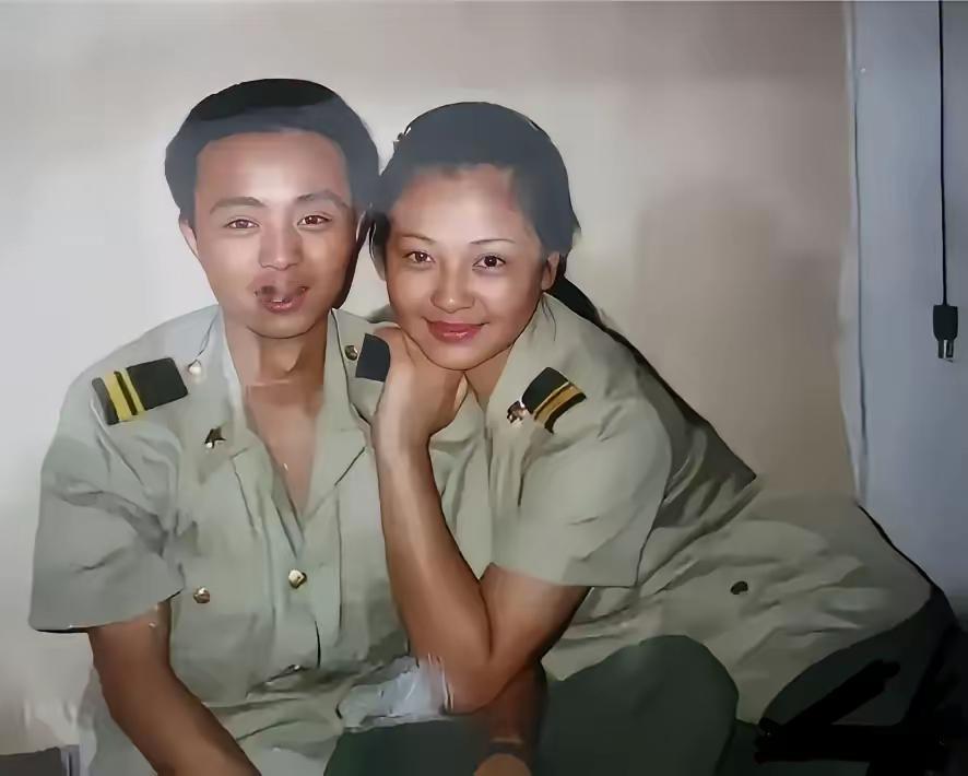 刘涛当兵时的老照片，有点青涩、笑容里带一点甜，那时候面相不凶……年轻时候饱满
