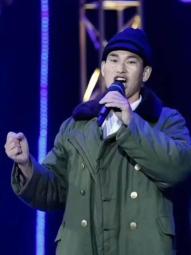 近期，感觉大衣哥朱之文的戏风陡转，已经由农民歌手转型成为了滑稽演员。只要主办方提出的要求，老朱基本来