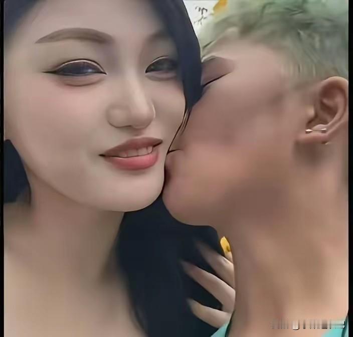 5月19日，范小勤的女朋友在直播中自曝怀孕了，称怀有两个月身孕，而且是双胞胎。范