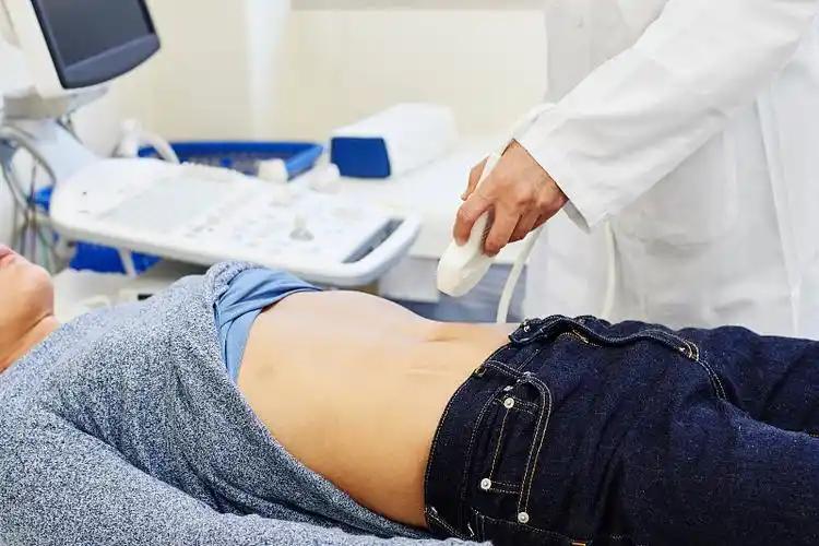 医生：希望你的腹部彩超报告里，永远不要出现这3点提示老张拿着彩超报告的手直发抖