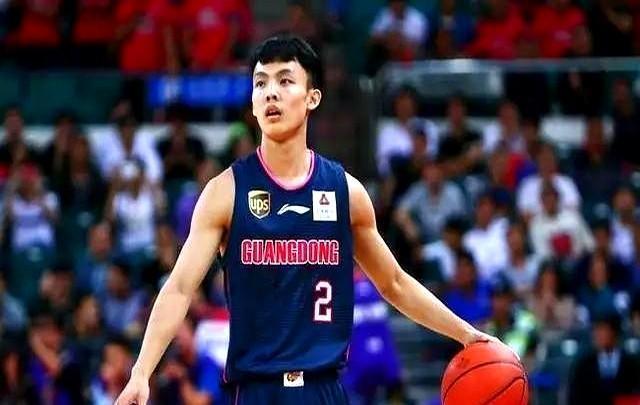 国家队这场球看得人血压直接上来了！有胡金秋没孙铭徽，有周琦没徐杰——俩顶级中