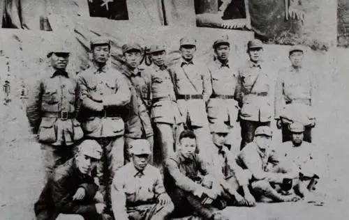 1941年，因为情报有误，左叶率200余名战士伏击上千个鬼子，伤亡惨重，正自责时