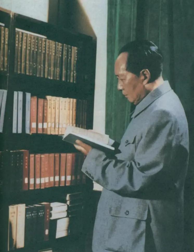 毛主席晚年为何常常泪流满面？一生豪情万丈、柔情千丝的毛主席，叱咤风云却在晚年频频