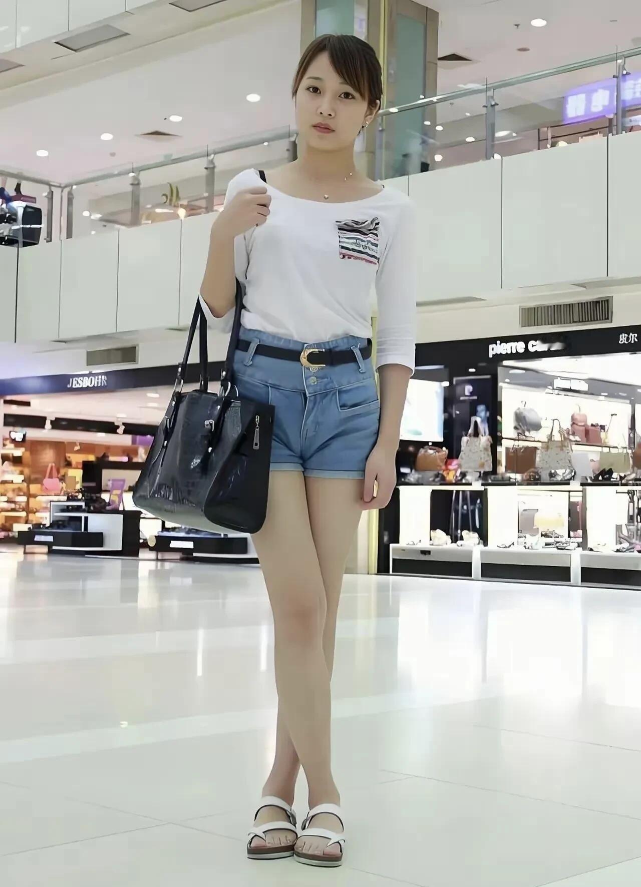 李连杰和前妻黄秋燕的女儿，长得还是挺好看的，她的穿衣得体大方，身材真好，肤白貌美