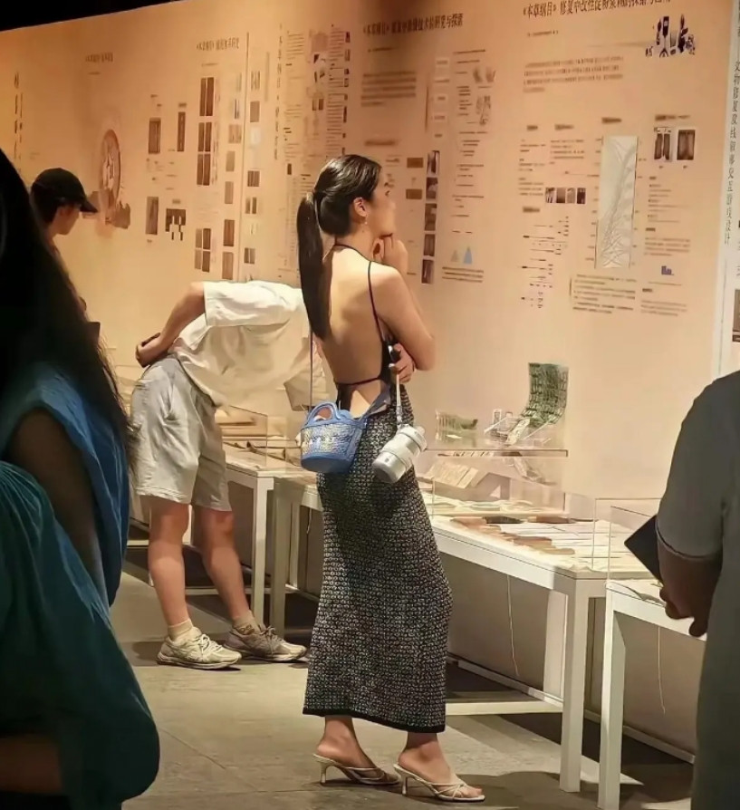 穿这样逛博物馆，合适吗？