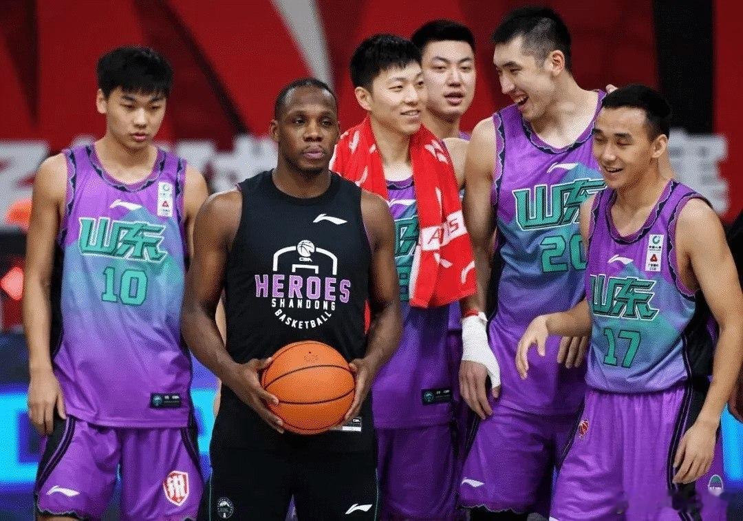 🏀CBA动态｜山东男篮三外援深夜集结，剑指新赛季！✈️9月20日午夜，新援班顿与普卢默已顺利抵达济