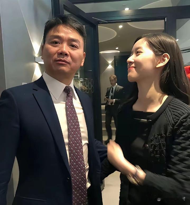 奶茶妹妹看强哥的表情真是充满了崇拜之情啊。虽然两个人有点年龄上的差距，但是他们