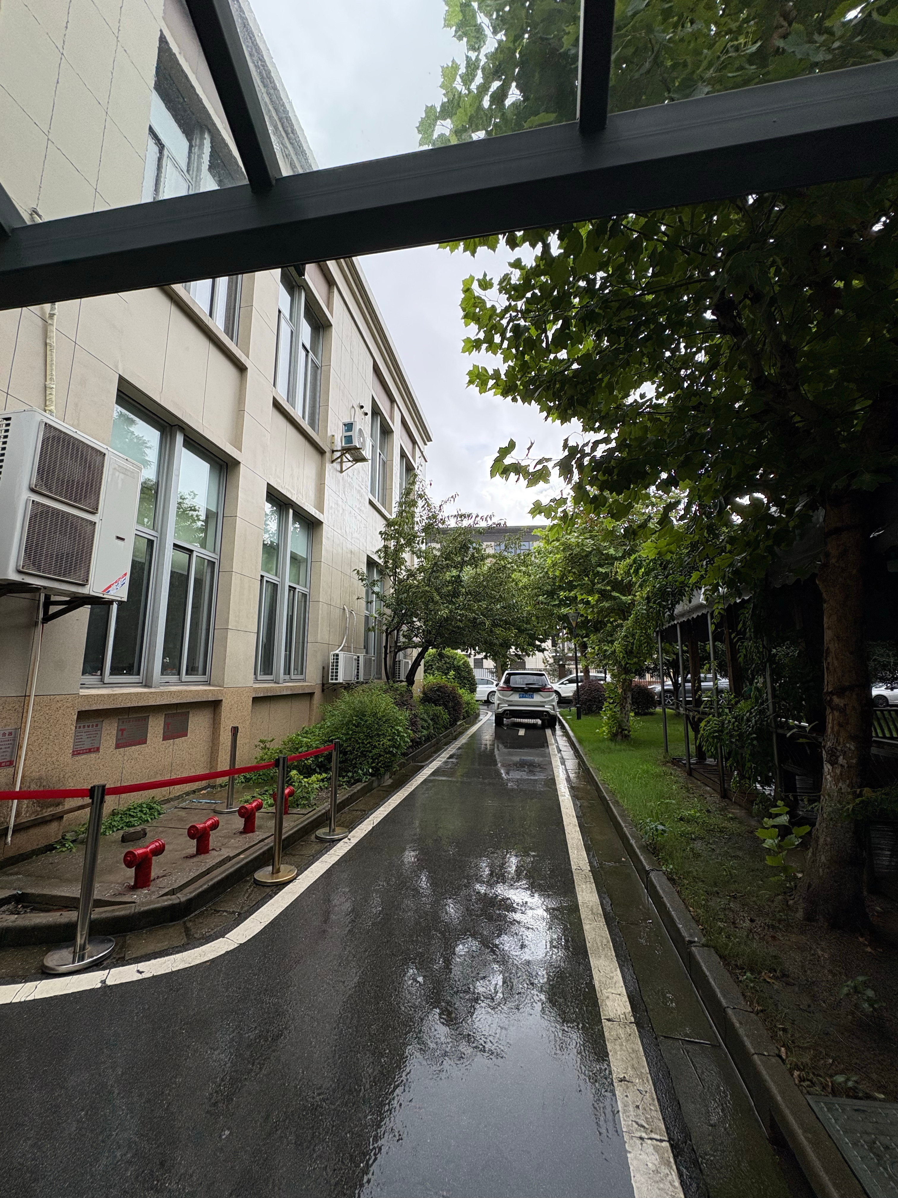 带小孩子打针，一条小路被台车堵住了，司机还不在车上，用了一键挪车也没来开走，真垃