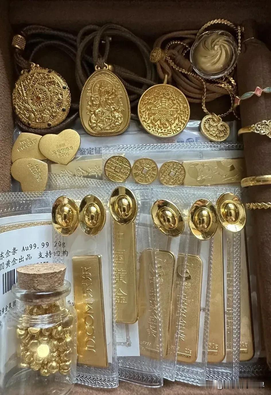 金价涨疯了，我爸也开心疯了。这些年，我妈省吃俭用地囤黄金，我爸却不理解，认为