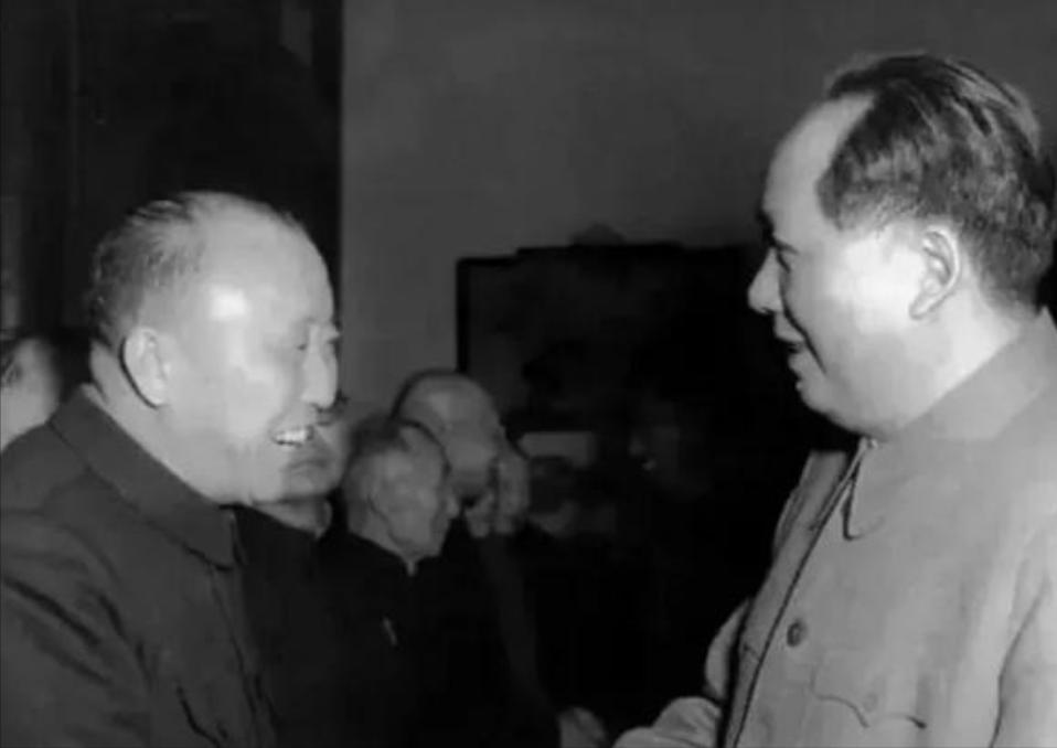 傅作义担任水利部长一年后的一天,向毛主席坦白到:“我还有一些电台,枪支存