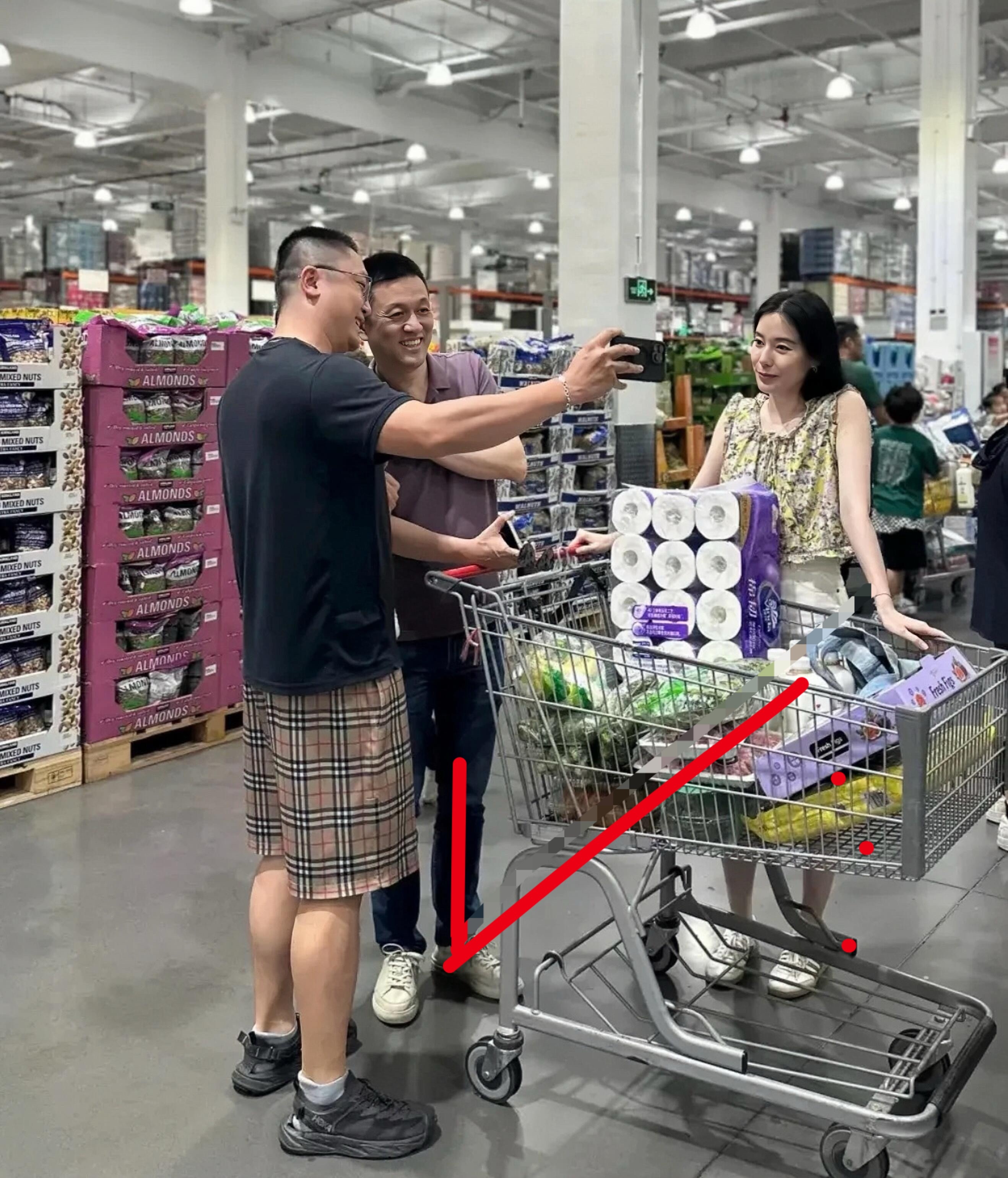 李斌陪老婆商场购物被偶遇，这个身家穿着打扮很朴素了​​​