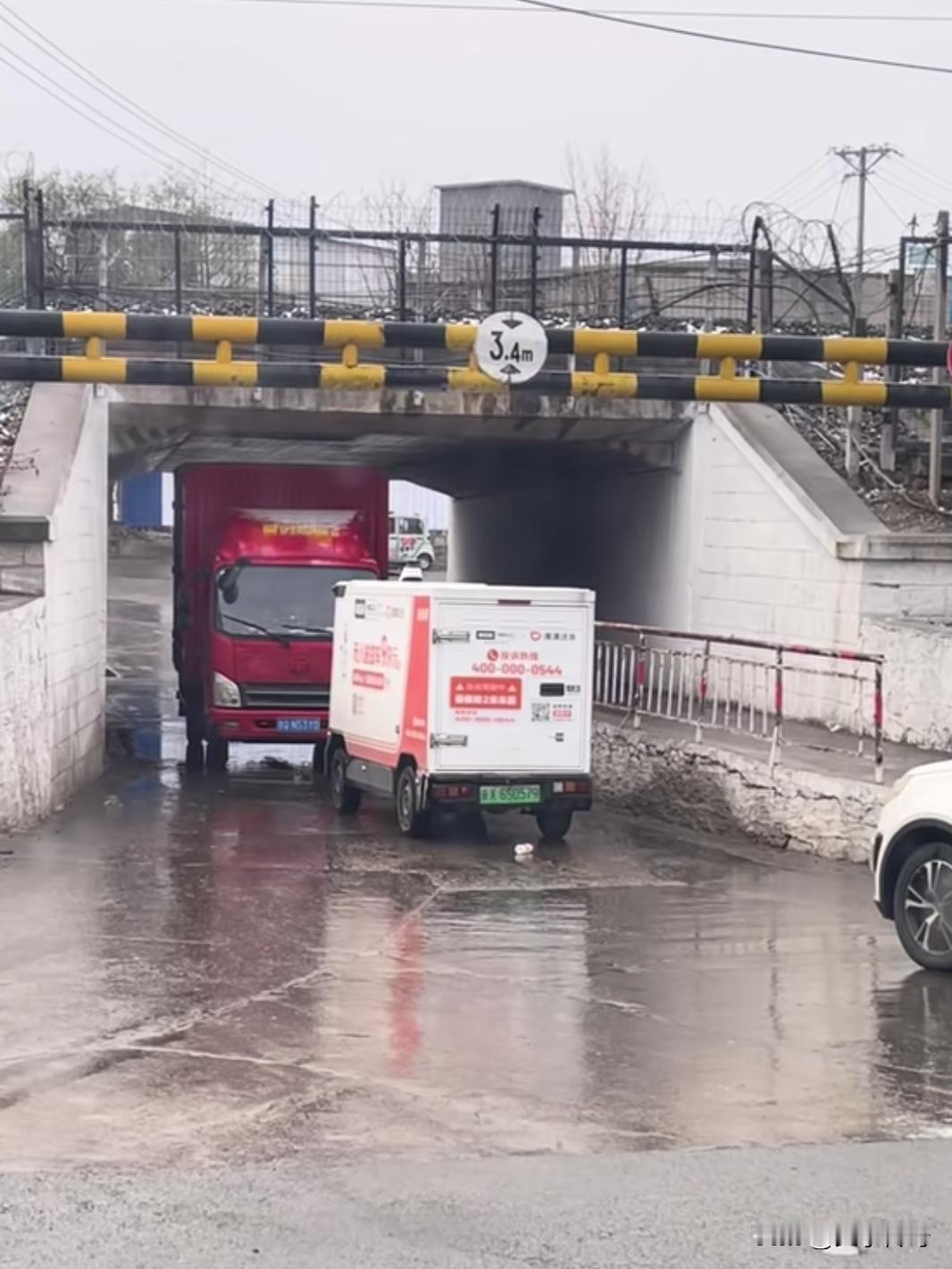 最近大路上多了很多无人驾驶送货车，越来越多了，这种车驾驶系统很灵敏，有行人或自行