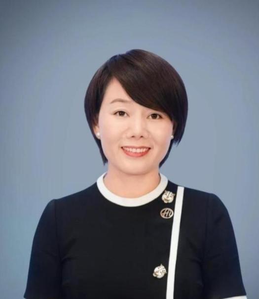 “不就是抱上了张勇的大腿？换我熬成元老我也行。”当年杨利娟零出资拿上海底捞股权、