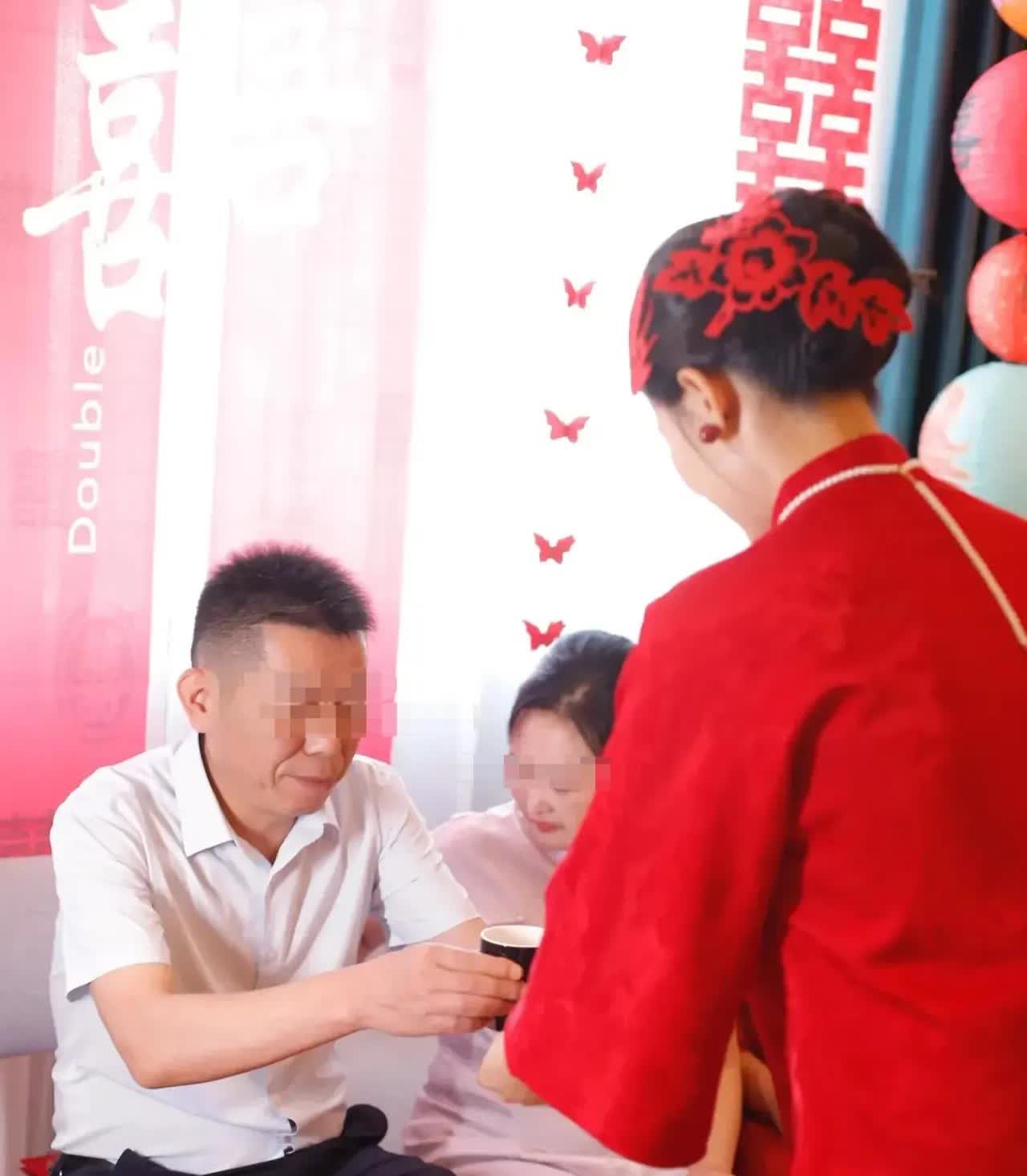 新娘给婆婆敬茶时喊了3次妈，婆婆都没扭过头来接，女子看向老公，老公竟也没有帮忙的
