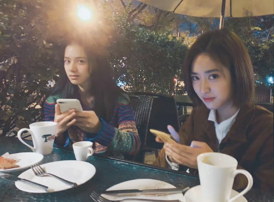 张婧仪沈月出圈合影彩色版​​​