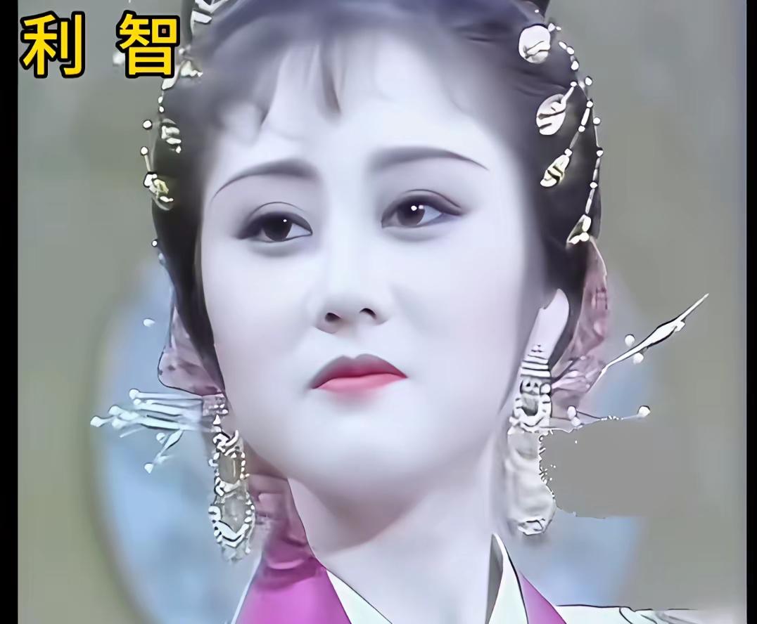 年轻时候的利智，年轻时候的黄秋燕！这怎么这样看起来感觉黄秋燕比利智漂亮好多呢，