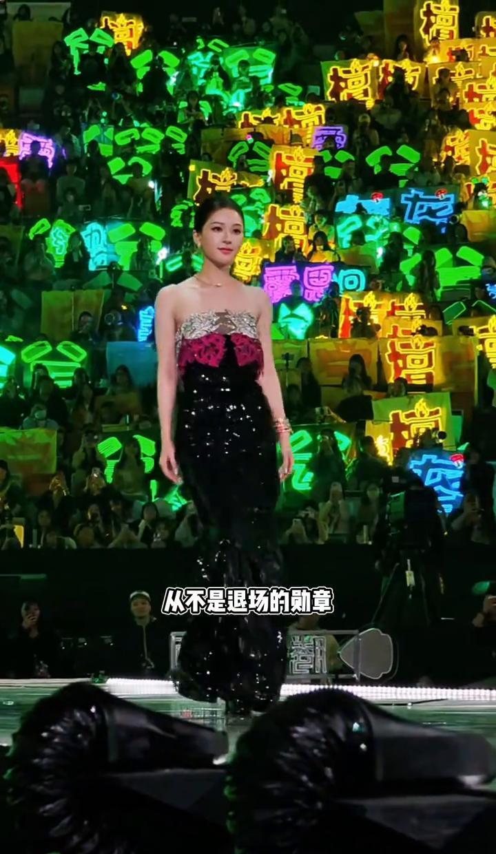 推掉全部商业活动那半年，赵露思把自己从“甜妹”泡成了“许研”。你记得她上次哭是