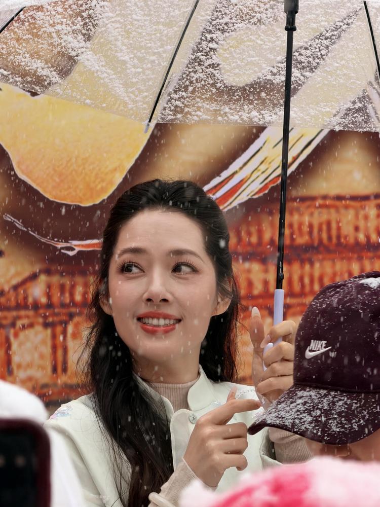 40岁的郭碧婷终于“回春”了！路人偶遇镜头下的她，脸小精致气质出众，哪还有半点传