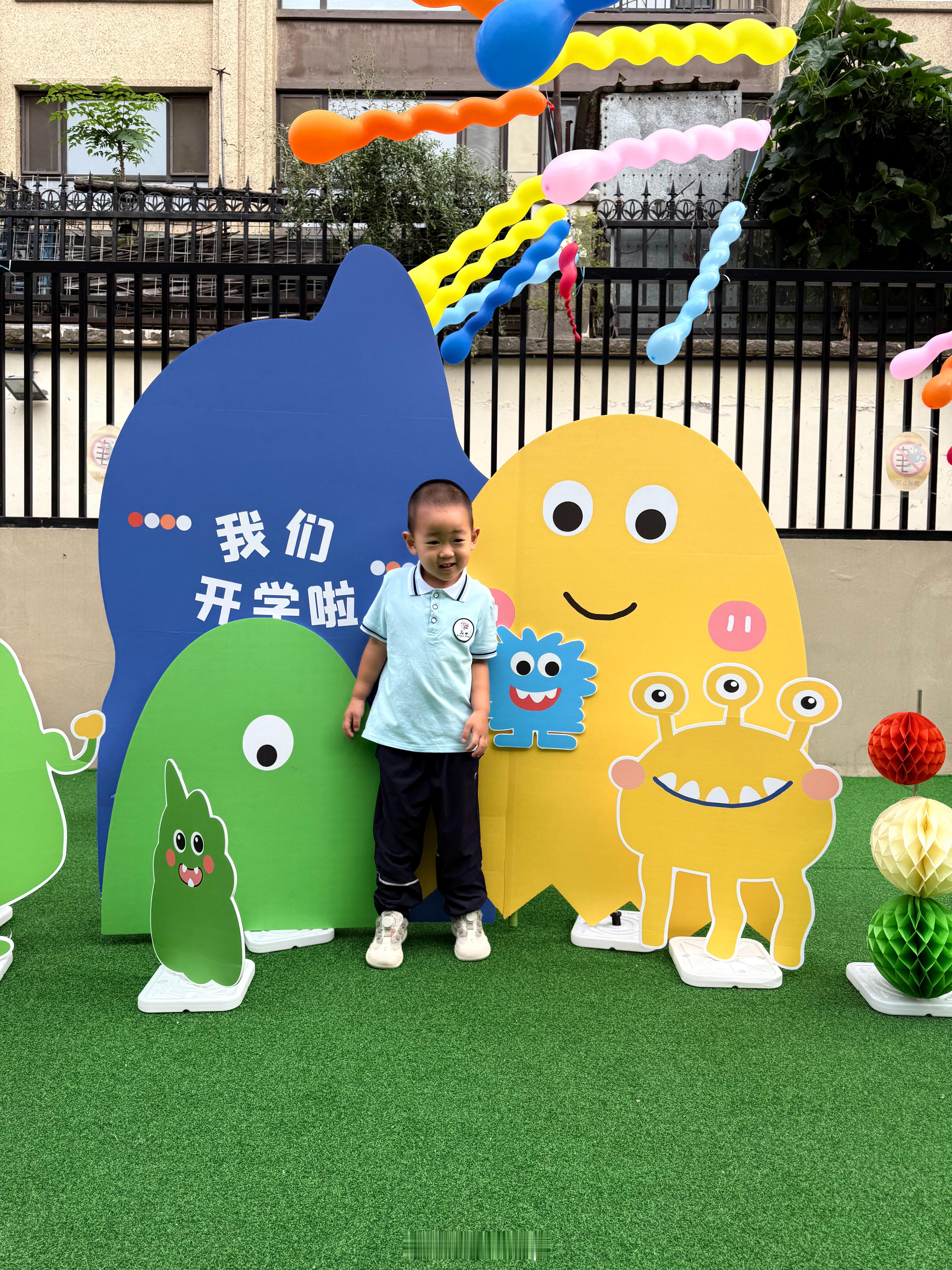 我好大儿想想是高高兴兴去的幼儿园，不哭不闹。到了就和七宝妹妹玩起来了，这点可能随