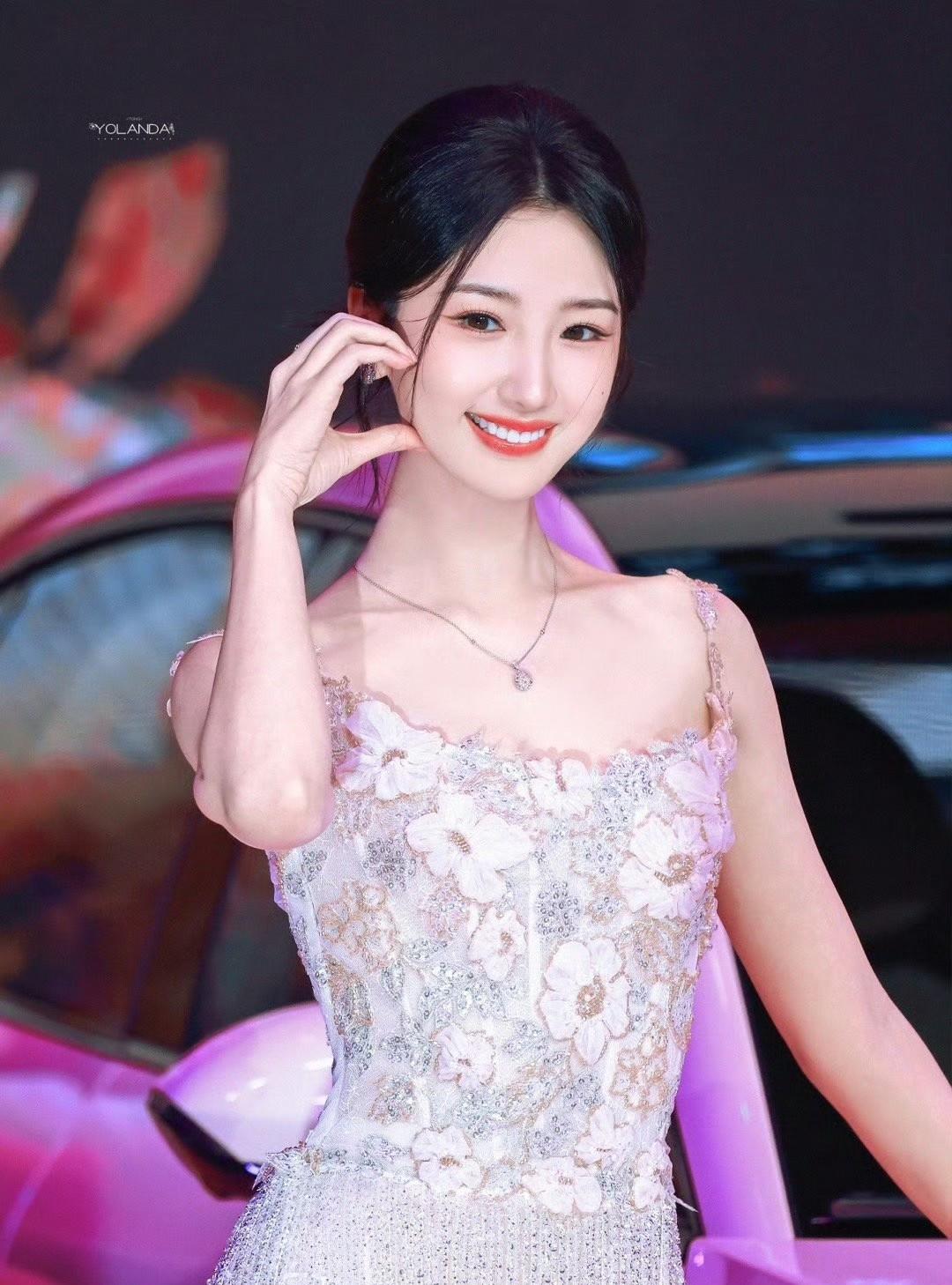 毛晓彤流苏长裙好美啊！
