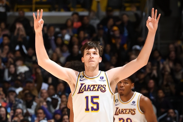 里弗斯证明自己的时机到了现在的情况和22独行侠有点像，东子季后赛前意外受伤，