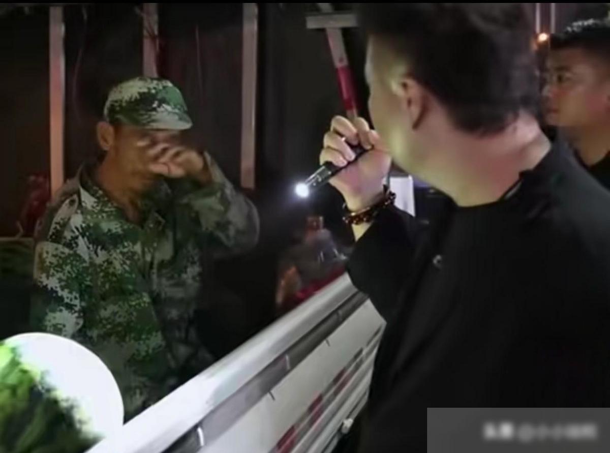山东，两点，大爷将农运车停在马路边，自己则睡在后车厢的西瓜堆里。按素材说，路过的