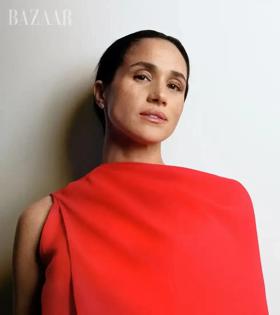 凯特刚在皇家综艺秀亮相，梅根那边就同步甩出居家大片，一个穿蓝裙站聚光灯下，一个穿