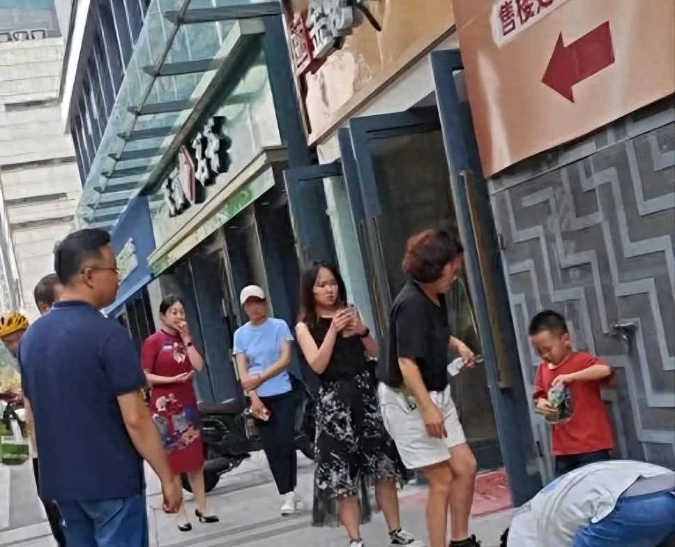 男子一个月赚十万，妻子却跟别的男人暖味。南京的街头一男子跪在地上痛哭流涕，男