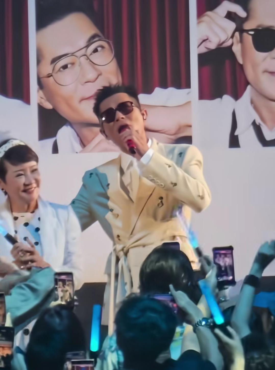 狄波拉在古天乐演唱会上好欢乐，这也是谢贤去世后她在公众场合的首次露面，狄波拉穿着