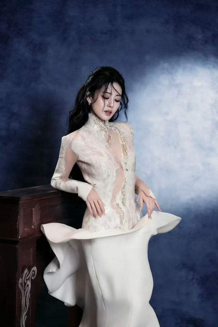 白鹿红色花瓣连衣裙我去两套都好美，今天这是要闪耀芭莎呀白鹿古堡女爵​​​