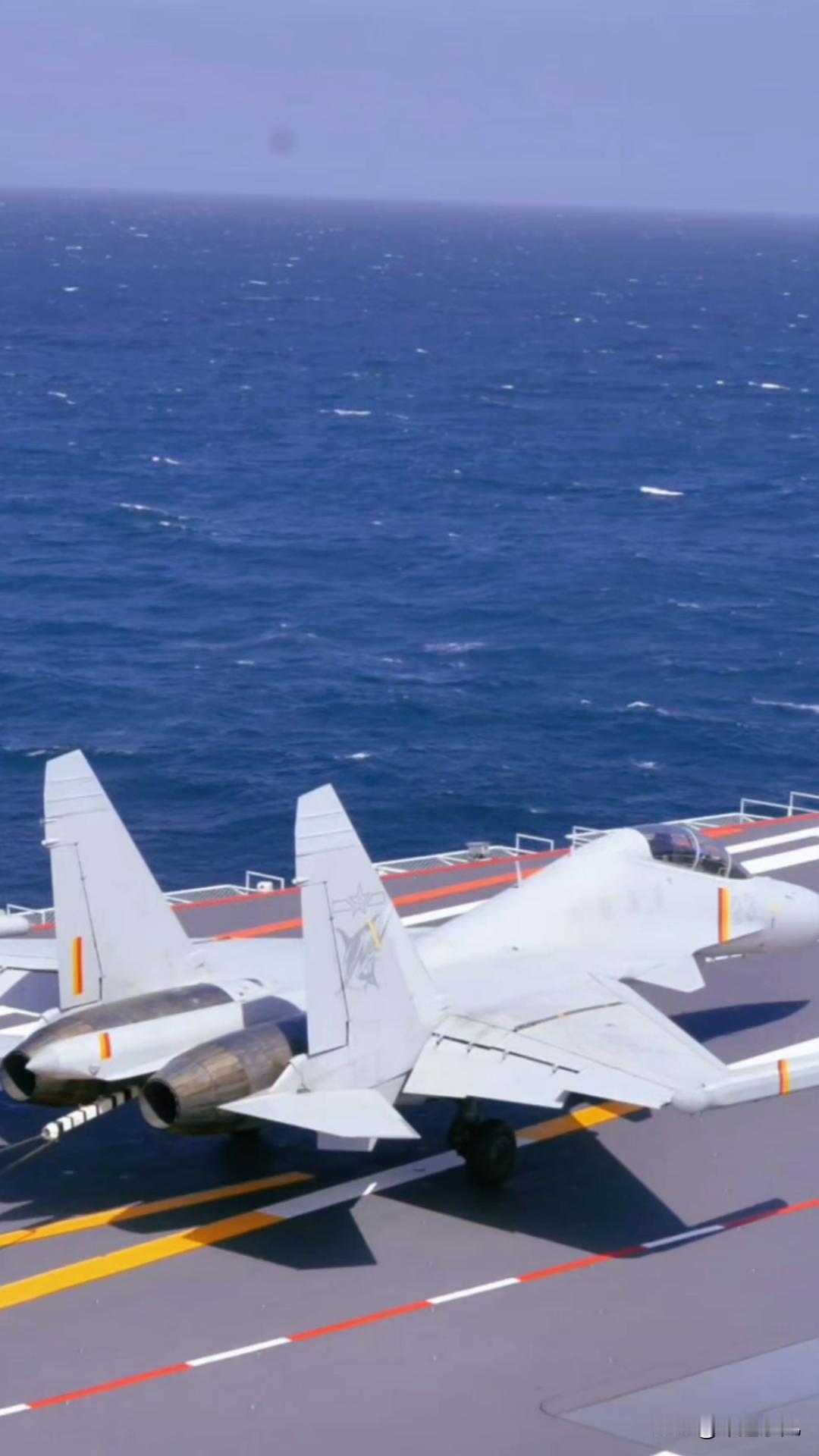 最新画面！福建舰首次公开，电磁弹射起飞歼15DT画面，太霸气了！这还是第一次