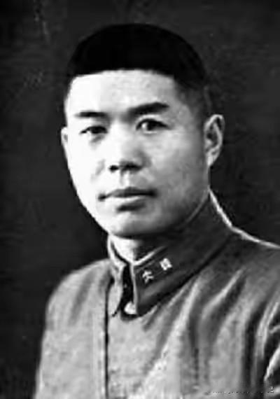 蒋介石批他“枪毙”，又提他当中将。三年后，他让老蒋丢了90万大军。1949年