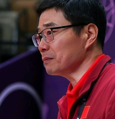 中国篮协主席和中国男篮主教练郭士强、队长赵睿在战胜台北赛后全部激动流泪。据上海记
