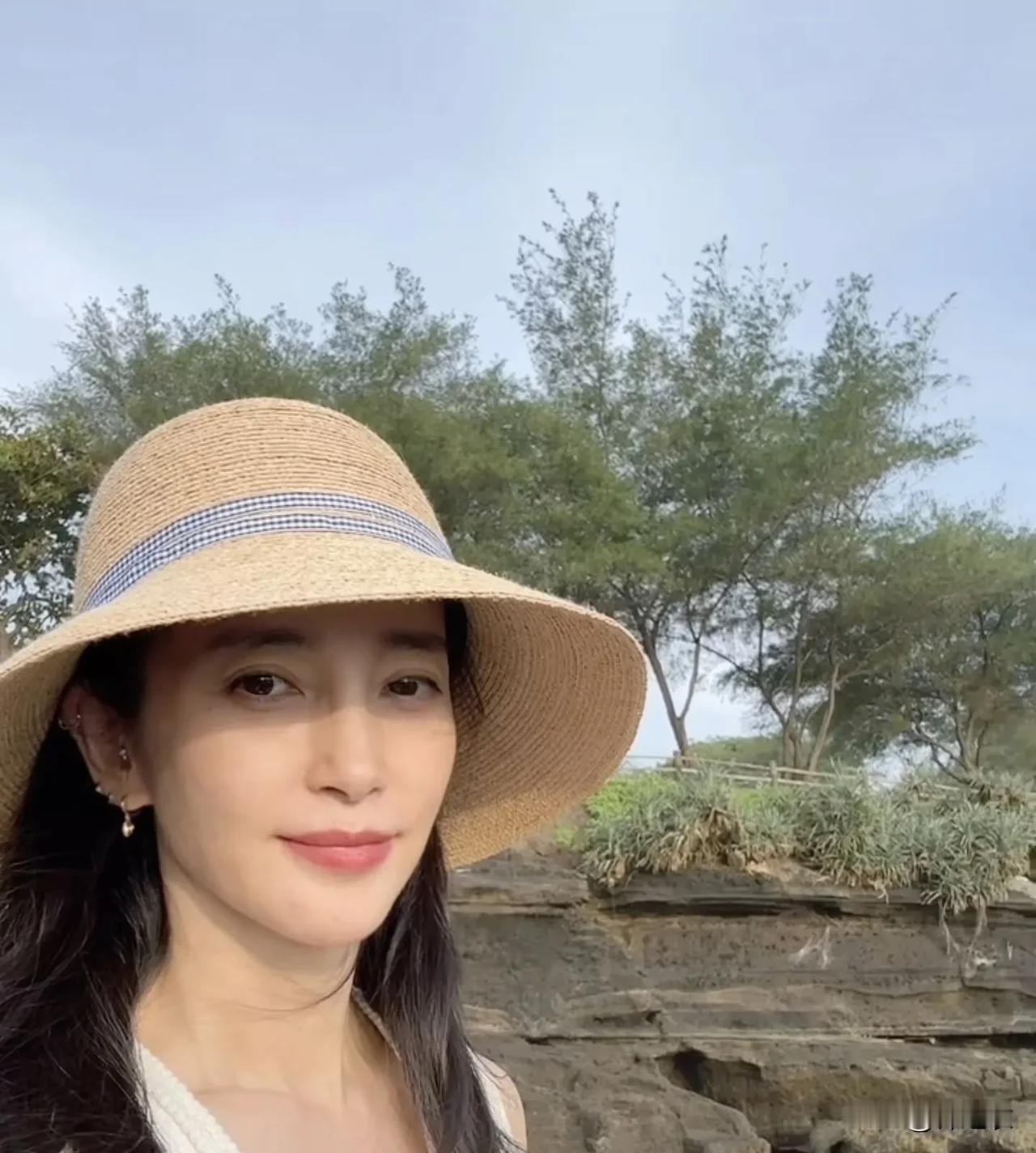 李冰冰现在为什么不拍戏了，貌似是因为她曾经在国外拍戏然后生病了啊！李雪力排