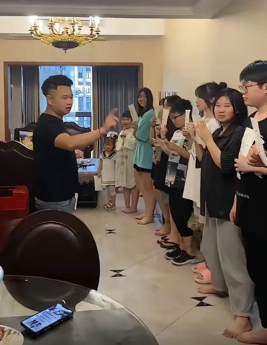 “宇宙舅舅”的外甥们放暑假了！一顿吃掉10斤米粉，一周啃掉半头猪重庆的“宇宙舅舅