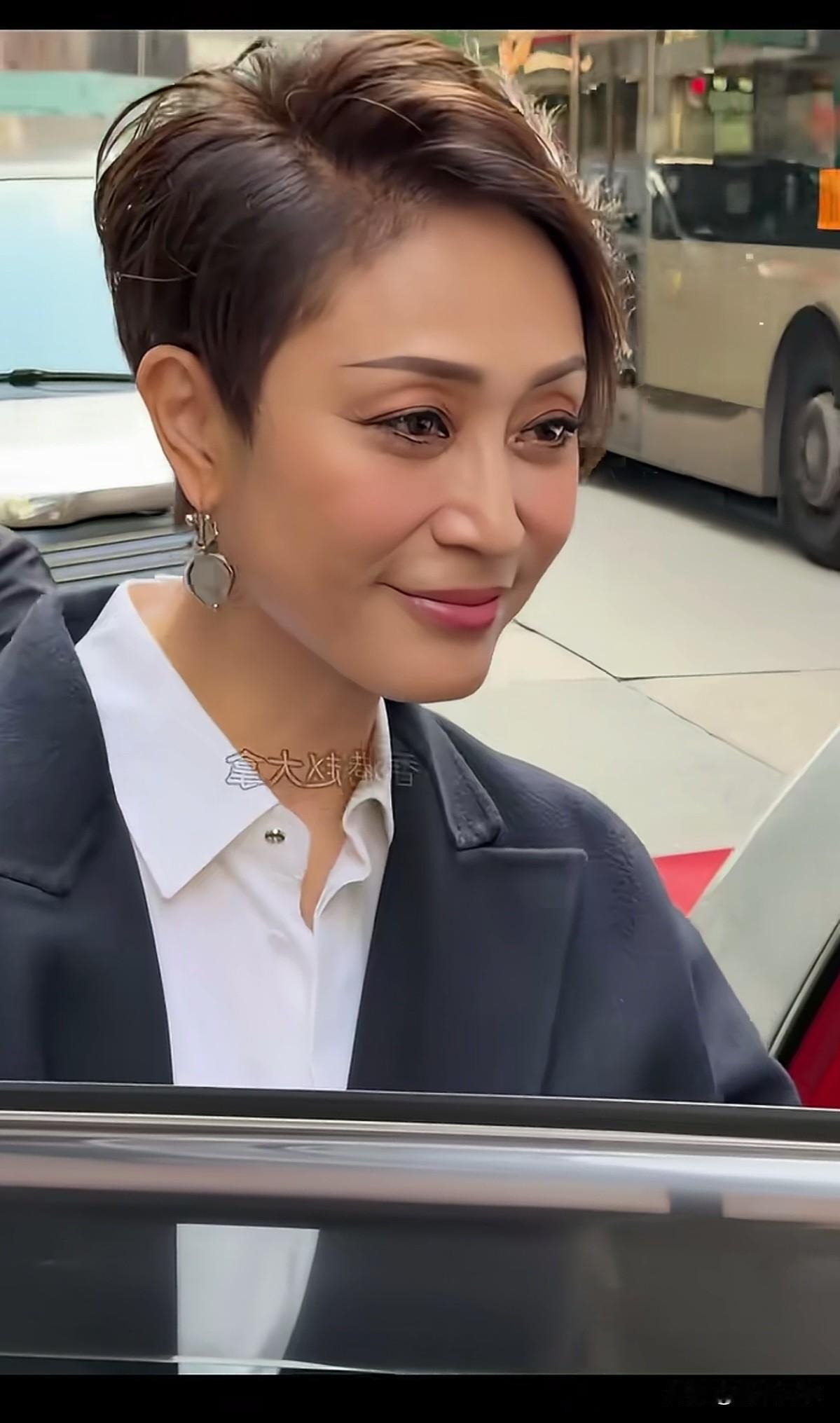 成熟稳重的气质，是年龄增长后独有的魅力体现，自信，从容，美丽，看着多舒服。