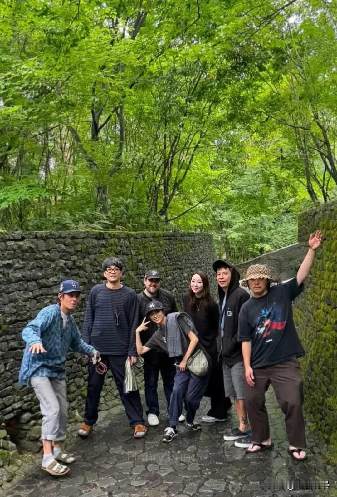 陈冠希回到香港和亲友团聚，一大家子的穿搭风格好像啊！戴着棒球帽穿着蓝色外衣的他