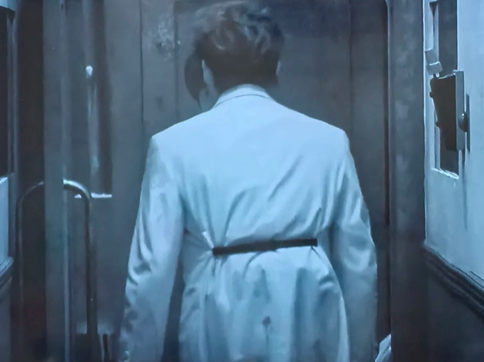 所以是衣服太肥还是人太瘦二刷大侦探11季第一案，发现王安宇的西服正面看挺正常，背