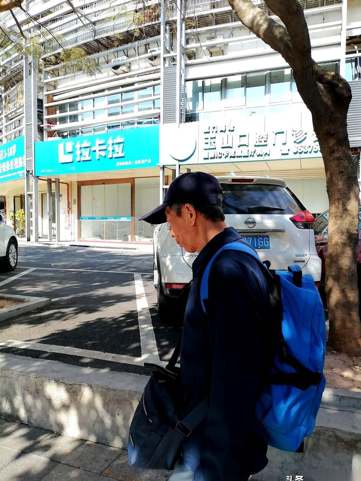 我提着刚买的小黄瓜回旅店，好家伙，他已经穿戴整齐，就差没立正站好了，直勾勾地盯着