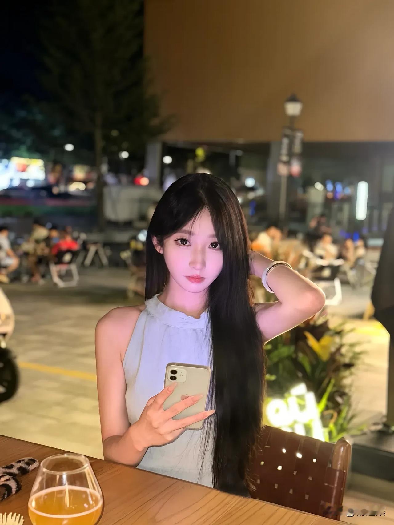 夜晚的咖啡馆，静谧时光，手机自拍，享受独处时刻。