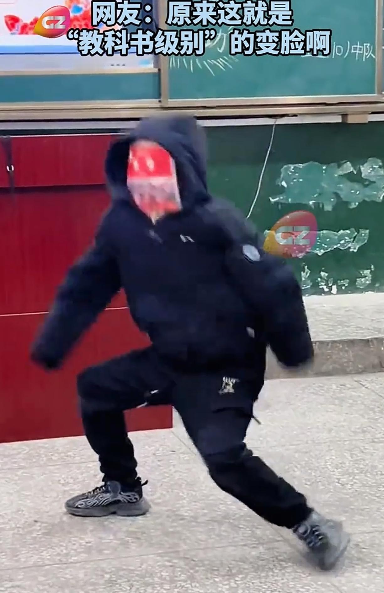 太有才了！小学元旦晚会上，一名男生上台表演“变脸”的节目，不过有趣的是，他变得不